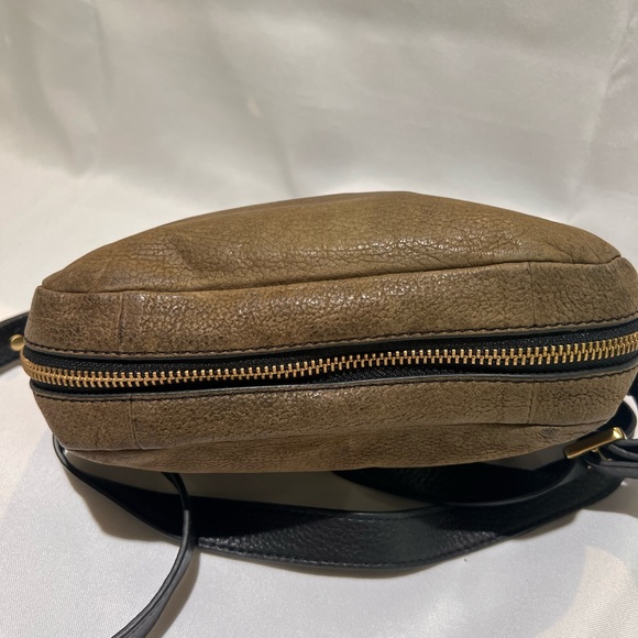 Fossil small crossbody with strap color is black and olive - Picture 4 of 7